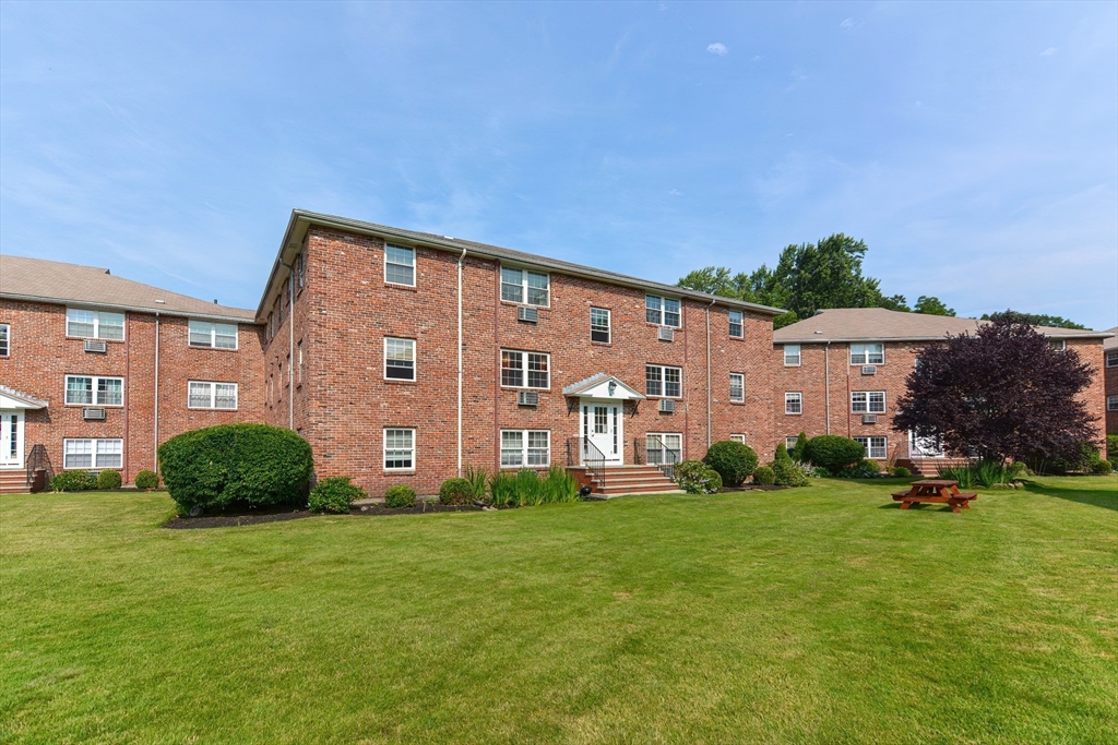 4 Colonial Village Dr, Arlington, Massachusetts, 2 Bedrooms Bedrooms, 4 Rooms Rooms,1 BathroomBathrooms,Residential,For Sale,Colonial Village Dr,73519396