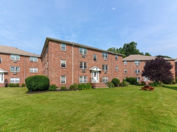 4 Colonial Village Dr, Arlington, Massachusetts, 2 Bedrooms Bedrooms, 4 Rooms Rooms,1 BathroomBathrooms,Residential,For Sale,Colonial Village Dr,73519396