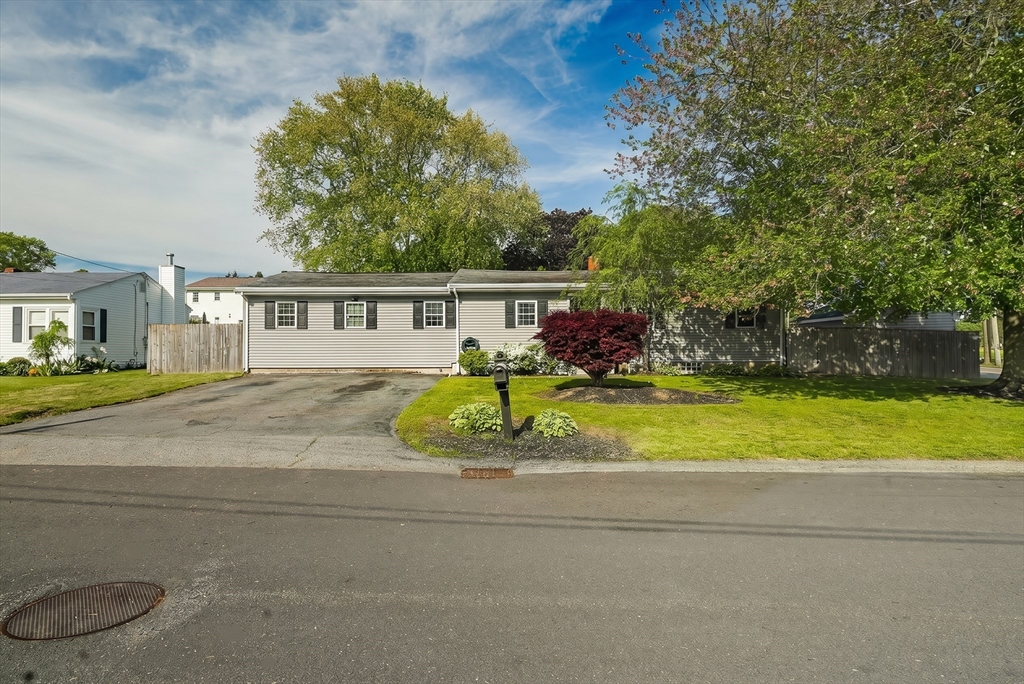 1 Eric Rd, Dartmouth, Massachusetts, 3 Bedrooms Bedrooms, 6 Rooms Rooms,2 BathroomsBathrooms,Residential,For Sale,Eric Rd,73525668