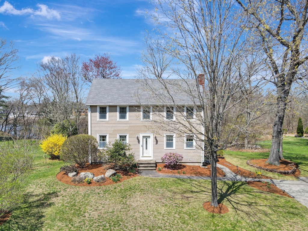15 Riverside Dr, Mansfield, Massachusetts, 4 Bedrooms Bedrooms, 8 Rooms Rooms,1.5 BathroomsBathrooms,Residential,For Sale,Riverside Dr,73508222