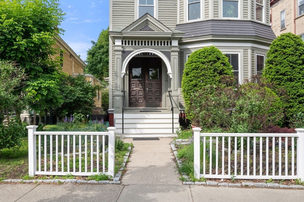 174 Elm Street North, Cambridge, Massachusetts, 2 Bedrooms Bedrooms, 5 Rooms Rooms,1.5 BathroomsBathrooms,Residential,For Sale,Elm Street North,73526278