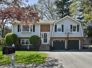 18 Aurele Cir, Reading, Massachusetts, 4 Bedrooms Bedrooms, 9 Rooms Rooms,2 BathroomsBathrooms,Residential,For Sale,Aurele Cir,73514194