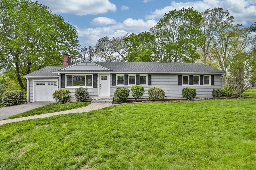 11 Gerry Rd, Lynnfield, Massachusetts, 4 Bedrooms Bedrooms, 6 Rooms Rooms,2 BathroomsBathrooms,Residential,For Sale,Gerry Rd,73514273