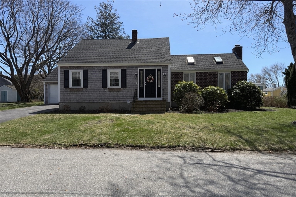 1 Newton St, Dartmouth, Massachusetts, 3 Bedrooms Bedrooms, 9 Rooms Rooms,2.5 BathroomsBathrooms,Residential,For Sale,Newton St,73484053