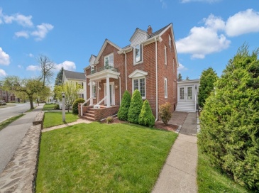 8 Chestnut St, Andover, Massachusetts, 4 Bedrooms Bedrooms, 8 Rooms Rooms,2 BathroomsBathrooms,Residential,For Sale,Chestnut St,73517859
