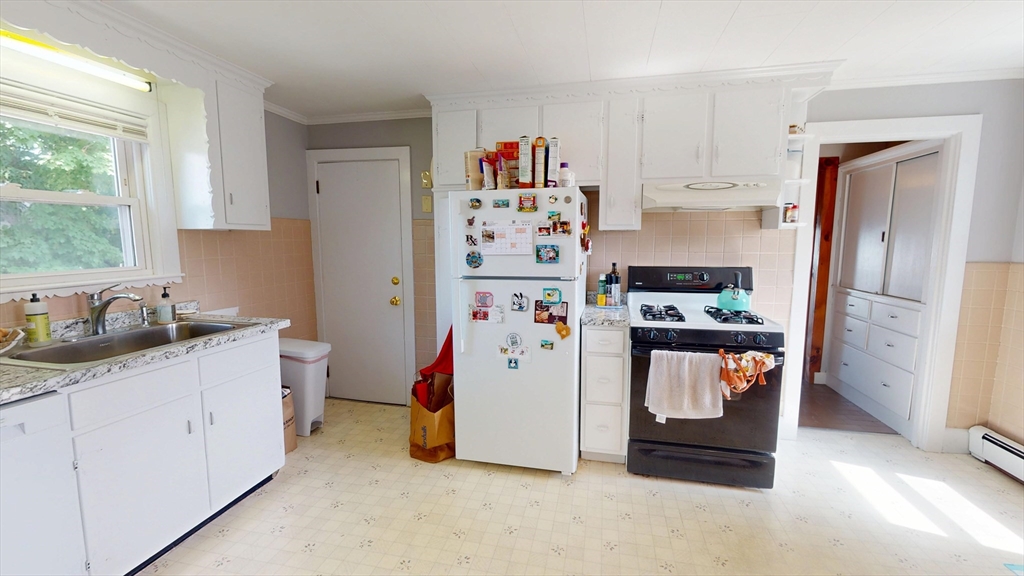 36 Lawrence St, Medford, Massachusetts, 3 Bedrooms Bedrooms, 6 Rooms Rooms,1 BathroomBathrooms,Residential Lease,For Rent,Lawrence St,73542496