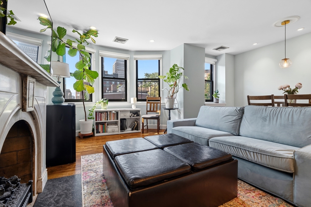 98 Chandler St., Boston, Massachusetts, 2 Bedrooms Bedrooms, 5 Rooms Rooms,2 BathroomsBathrooms,Residential Lease,For Rent,Chandler St.,73542541