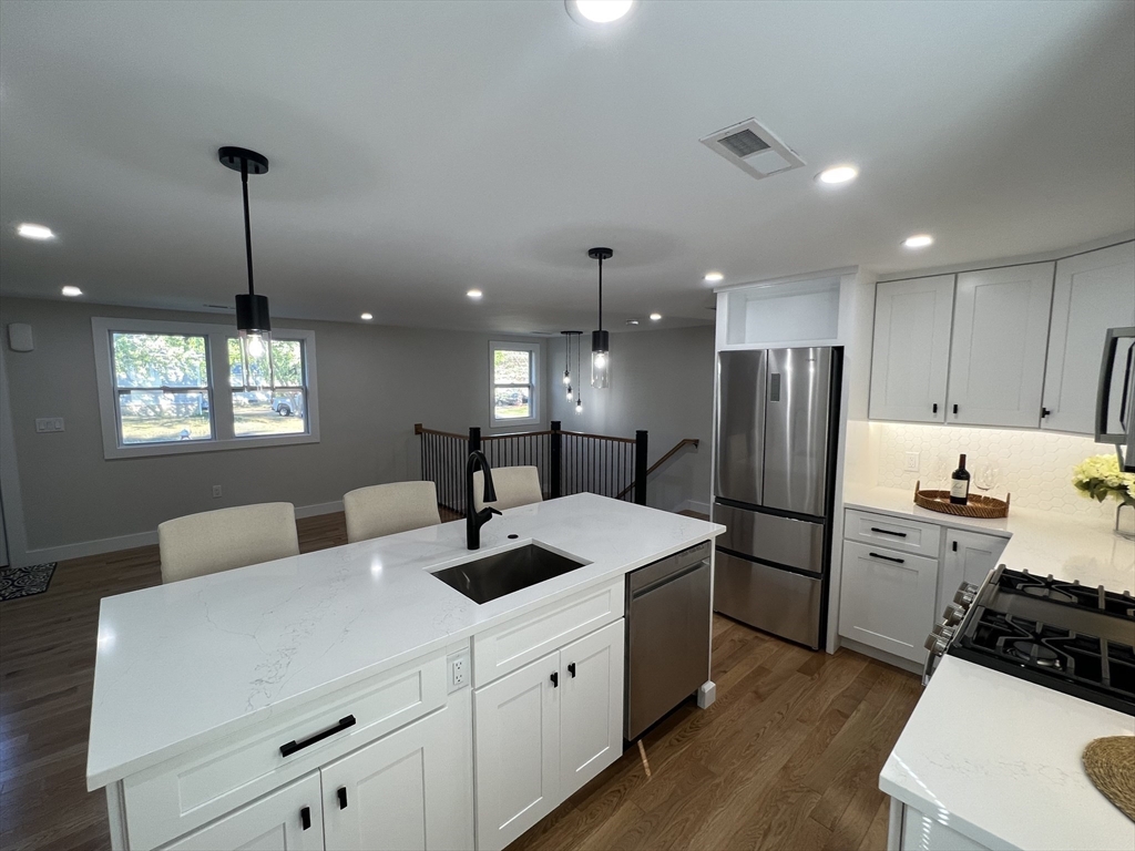 40 Genetti Circle, Bedford, Massachusetts, 3 Bedrooms Bedrooms, 7 Rooms Rooms,2 BathroomsBathrooms,Residential Lease,For Rent,Genetti Circle,73542432