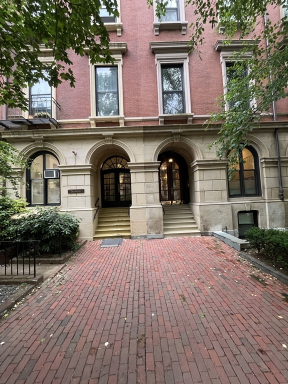26 Marlborough Street, Boston, Massachusetts, 2 Bedrooms Bedrooms, 5 Rooms Rooms,1 BathroomBathrooms,Residential Lease,For Rent,Marlborough Street,73542438