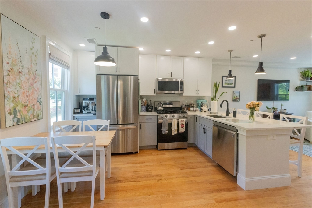 79 White St, Boston, Massachusetts, 2 Bedrooms Bedrooms, 6 Rooms Rooms,2 BathroomsBathrooms,Residential Lease,For Rent,White St,73542444