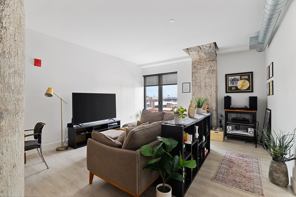 9 Medford Street, Somerville, Massachusetts, 1 Bedroom Bedrooms, 3 Rooms Rooms,1 BathroomBathrooms,Residential Lease,For Rent,Medford Street,73542448