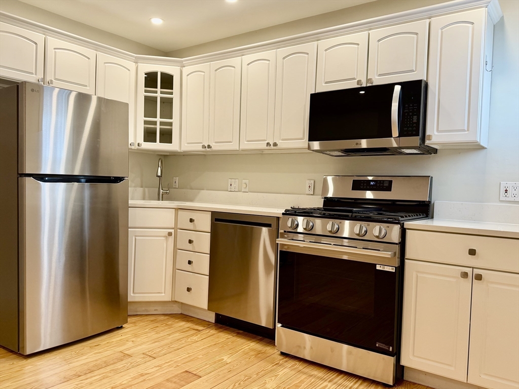 137 M St, Boston, Massachusetts, 1 Bedroom Bedrooms, 2 Rooms Rooms,1 BathroomBathrooms,Residential Lease,For Rent,M St,73542470
