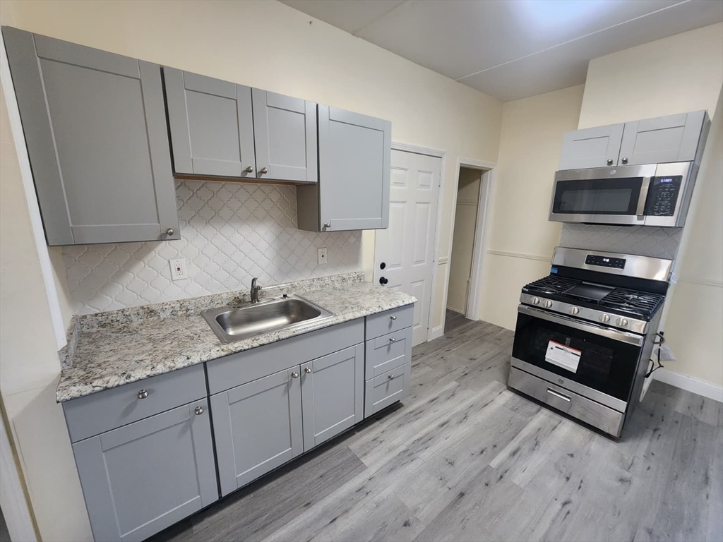 564 Hyde Park Ave, Boston, Massachusetts, 5 Bedrooms Bedrooms, 7 Rooms Rooms,2 BathroomsBathrooms,Residential Lease,For Rent,Hyde Park Ave,73542522