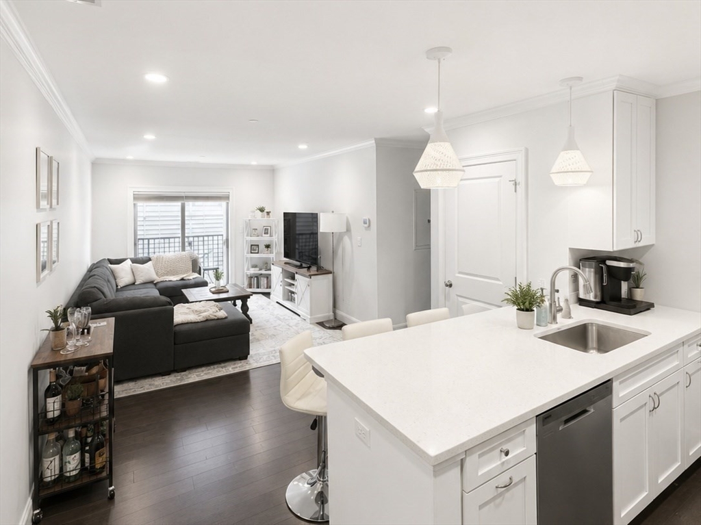 728 East Broadway, Boston, Massachusetts, 2 Bedrooms Bedrooms, 4 Rooms Rooms,2 BathroomsBathrooms,Residential Lease,For Rent,East Broadway,73542645