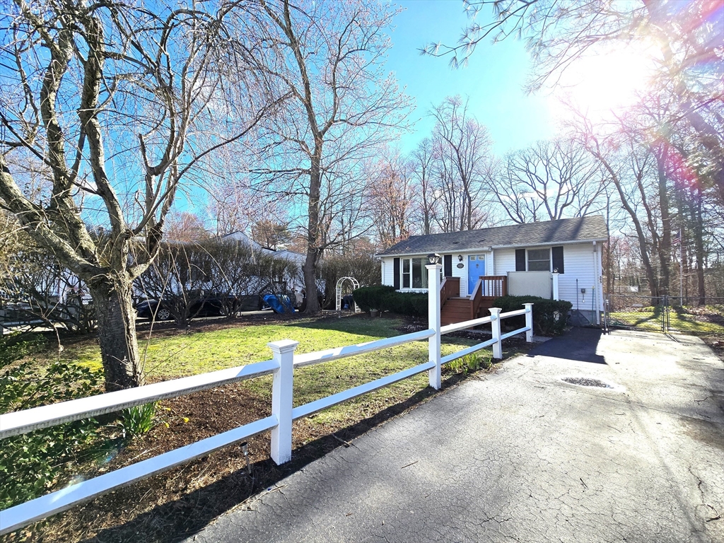 595 South St, Holbrook, Massachusetts, 2 Bedrooms Bedrooms, 4 Rooms Rooms,1 BathroomBathrooms,Residential Lease,For Rent,South St,73520813