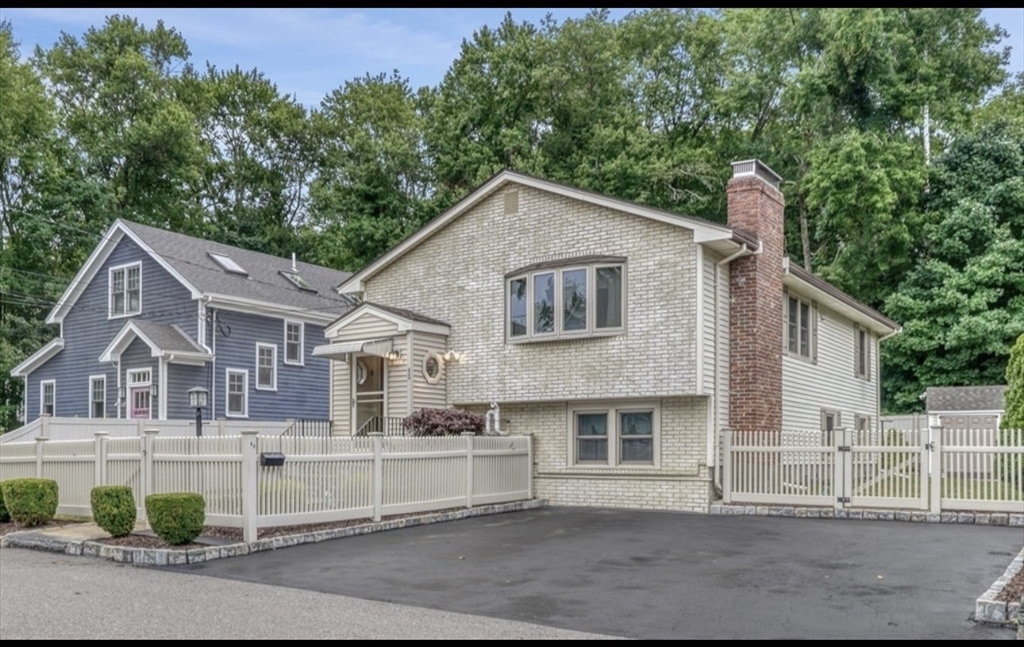 43 Deerfield Ave, Westwood, Massachusetts, 3 Bedrooms Bedrooms, 8 Rooms Rooms,2 BathroomsBathrooms,Residential Lease,For Rent,Deerfield Ave,73542705