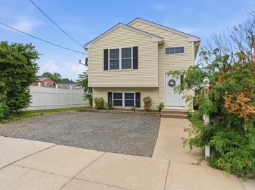 105 Lawrence St, Fall River, Massachusetts, 3 Bedrooms Bedrooms, 7 Rooms Rooms,2 BathroomsBathrooms,Residential,For Sale,Lawrence St,73542725