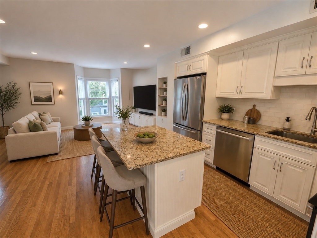 314 W 4th St, Boston, Massachusetts, 2 Bedrooms Bedrooms, 6 Rooms Rooms,2 BathroomsBathrooms,Residential Lease,For Rent,W 4th St,73542776