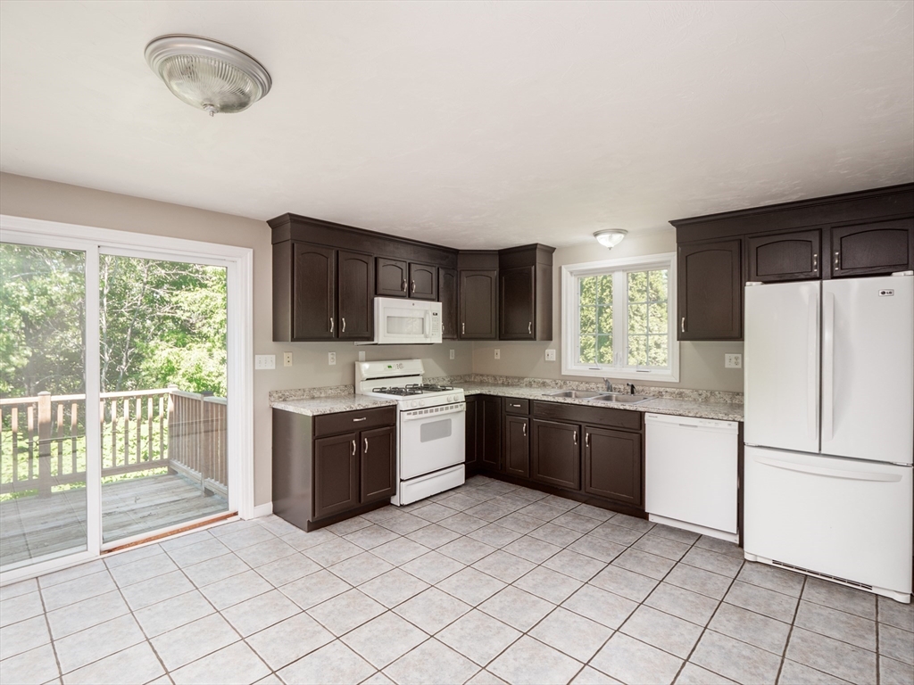 90A Loxwood St, Worcester, Massachusetts, 3 Bedrooms Bedrooms, 5 Rooms Rooms,1.5 BathroomsBathrooms,Residential Lease,For Rent,Loxwood St,73531637