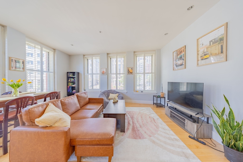 70 Lincoln St., Boston, Massachusetts, 2 Bedrooms Bedrooms, 4 Rooms Rooms,2 BathroomsBathrooms,Residential,For Sale,Lincoln St.,73542814
