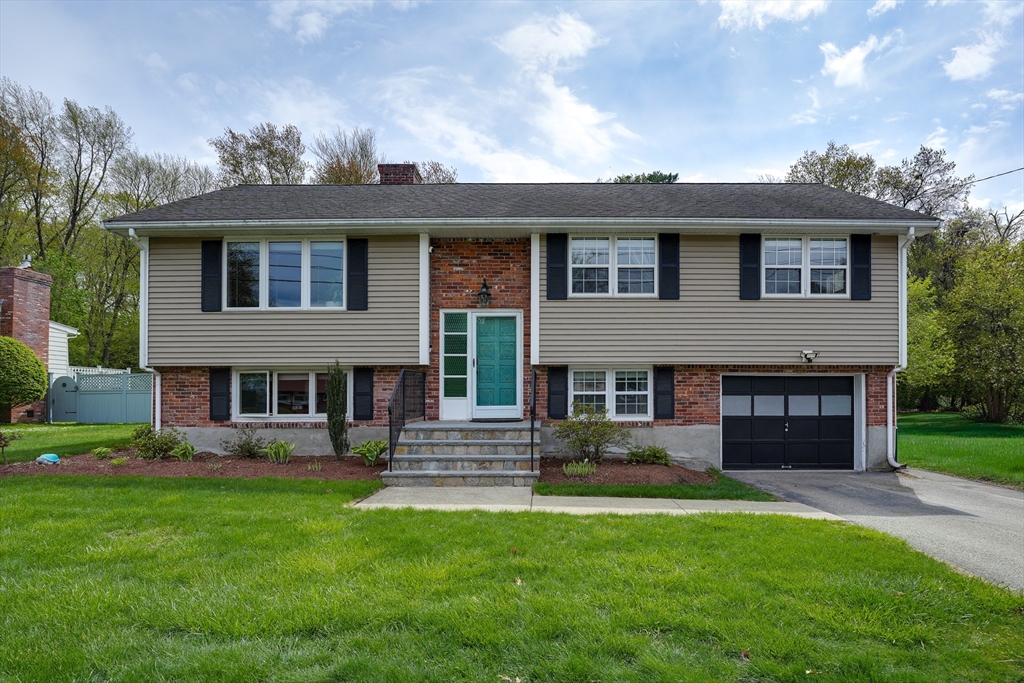 7 Parliament Lane, Woburn, Massachusetts, 3 Bedrooms Bedrooms, 12 Rooms Rooms,2.5 BathroomsBathrooms,Residential,For Sale,Parliament Lane,73517184
