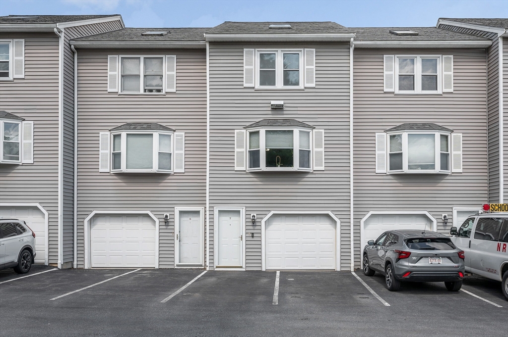95 Tennis Plaza Rd, Dracut, Massachusetts, 2 Bedrooms Bedrooms, 4 Rooms Rooms,1.5 BathroomsBathrooms,Residential,For Sale,Tennis Plaza Rd,73543005