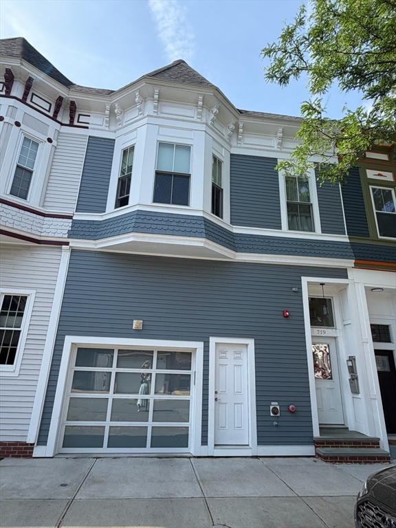 719 East 5t, Boston, Massachusetts, 3 Bedrooms Bedrooms, 5 Rooms Rooms,3.5 BathroomsBathrooms,Residential Lease,For Rent,East 5t,73543016