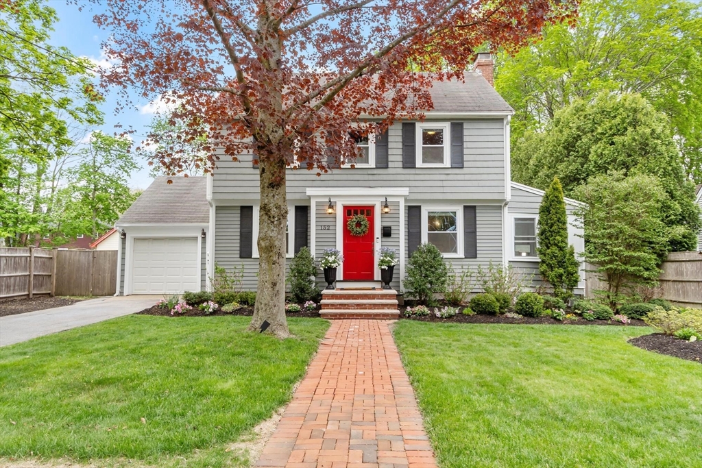 152 Oak Street, Reading, Massachusetts, 3 Bedrooms Bedrooms, 8 Rooms Rooms,2 BathroomsBathrooms,Residential,For Sale,Oak Street,73517607