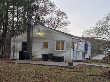 5 Lake View Ave, Peabody, Massachusetts, 2 Bedrooms Bedrooms, 5 Rooms Rooms,1 BathroomBathrooms,Residential Lease,For Rent,Lake View Ave,73511719