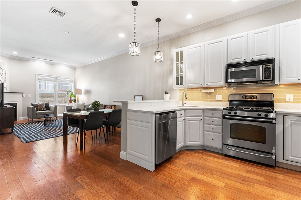 655 E 2nd, Boston, Massachusetts, 2 Bedrooms Bedrooms, 4 Rooms Rooms,2 BathroomsBathrooms,Residential,For Sale,E 2nd,73509098