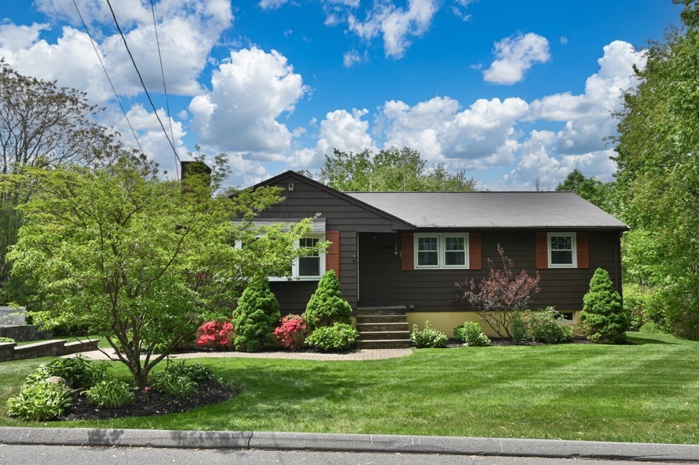 45 Hobson St, Saugus, Massachusetts, 3 Bedrooms Bedrooms, 5 Rooms Rooms,1.5 BathroomsBathrooms,Residential,For Sale,Hobson St,73523665