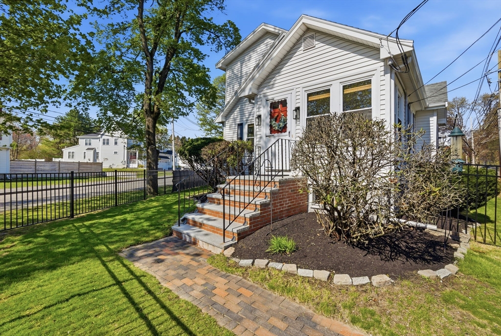 6 Adams St, Danvers, Massachusetts, 4 Bedrooms Bedrooms, 7 Rooms Rooms,2 BathroomsBathrooms,Residential,For Sale,Adams St,73518724