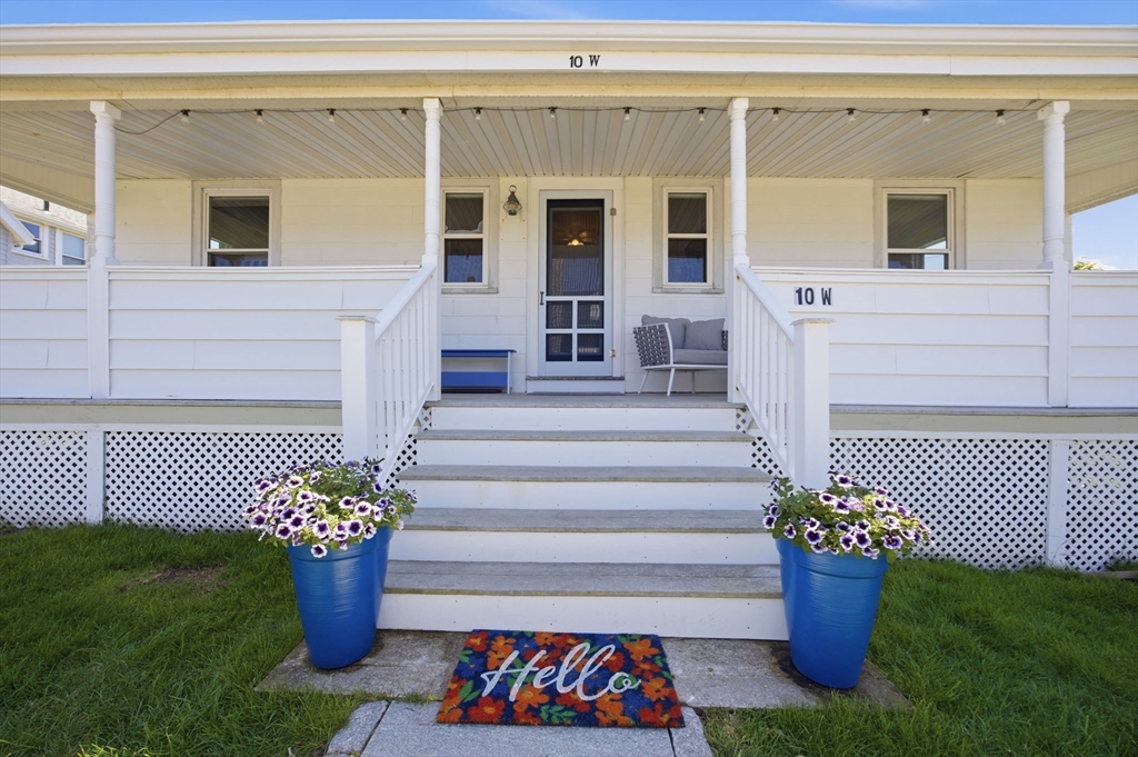 10 W Street, Hull, Massachusetts, 4 Bedrooms Bedrooms, 6 Rooms Rooms,2 BathroomsBathrooms,Residential,For Sale,W Street,73522925