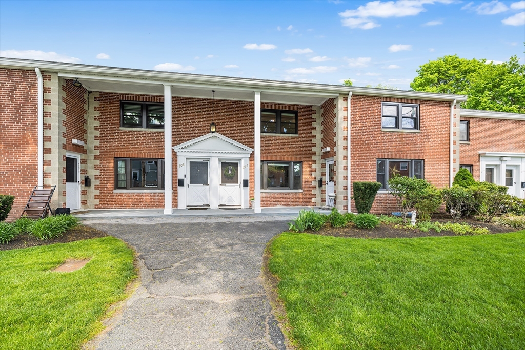 210 Church St, Waltham, Massachusetts, 2 Bedrooms Bedrooms, 5 Rooms Rooms,1.5 BathroomsBathrooms,Residential,For Sale,Church St,73517541