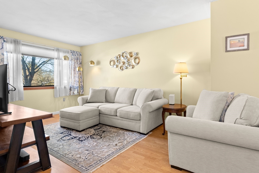 130 Farrwood Dr, Haverhill, Massachusetts, 2 Bedrooms Bedrooms, 6 Rooms Rooms,2 BathroomsBathrooms,Residential,For Sale,Farrwood Dr,73517438