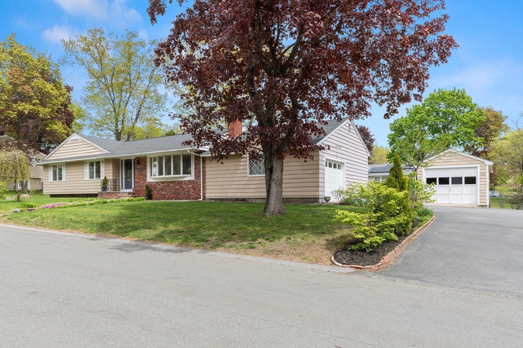 262 Sanders Avenue, Lowell, Massachusetts, 3 Bedrooms Bedrooms, 8 Rooms Rooms,2 BathroomsBathrooms,Residential,For Sale,Sanders Avenue,73517678