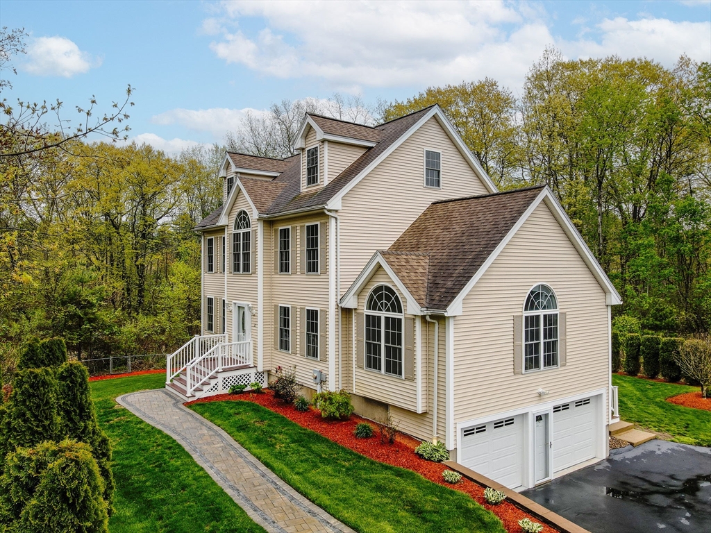 21 Colonial Farm Rd, Haverhill, Massachusetts, 5 Bedrooms Bedrooms, 9 Rooms Rooms,2.5 BathroomsBathrooms,Residential,For Sale,Colonial Farm Rd,73519822