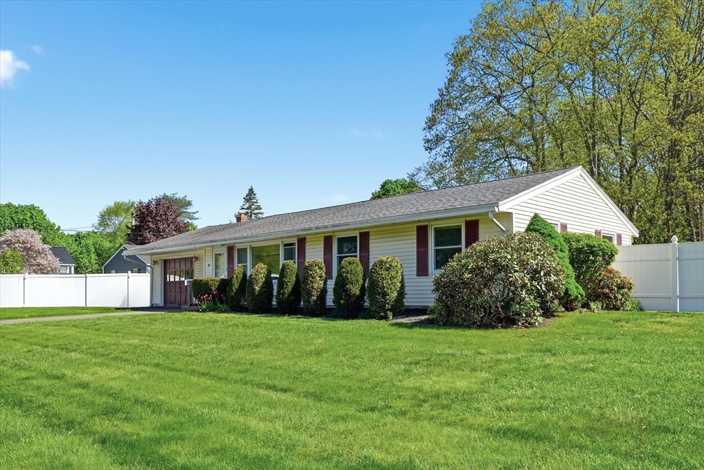 37 Princeton St, Danvers, Massachusetts, 3 Bedrooms Bedrooms, 6 Rooms Rooms,1.5 BathroomsBathrooms,Residential,For Sale,Princeton St,73517781