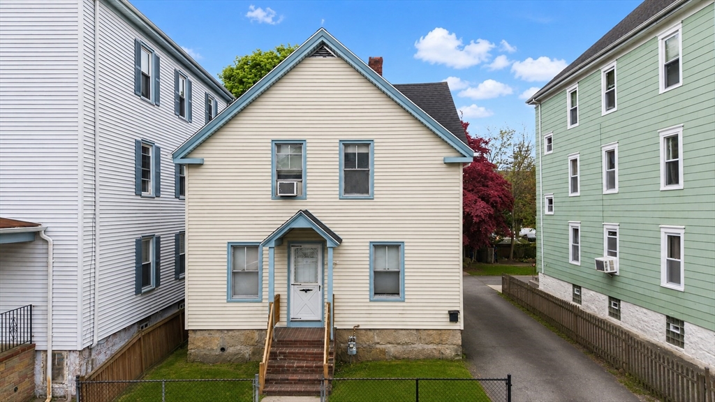 140 Holly St, New Bedford, Massachusetts, 3 Bedrooms Bedrooms, 6 Rooms Rooms,1 BathroomBathrooms,Residential,For Sale,Holly St,73517688