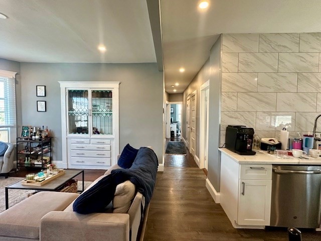 27 Doris, Boston, Massachusetts, 4 Bedrooms Bedrooms, 6 Rooms Rooms,1 BathroomBathrooms,Residential Lease,For Rent,Doris,73543045