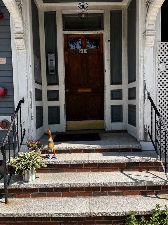914 East Broadway, Boston, Massachusetts, 3 Bedrooms Bedrooms, 4 Rooms Rooms,3 BathroomsBathrooms,Residential Lease,For Rent,East Broadway,73543143