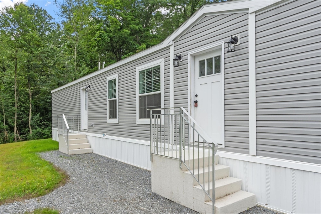 1990 Mass Ave, Lunenburg, Massachusetts, 2 Bedrooms Bedrooms, 4 Rooms Rooms,2 BathroomsBathrooms,Residential,For Sale,Mass Ave,73543086