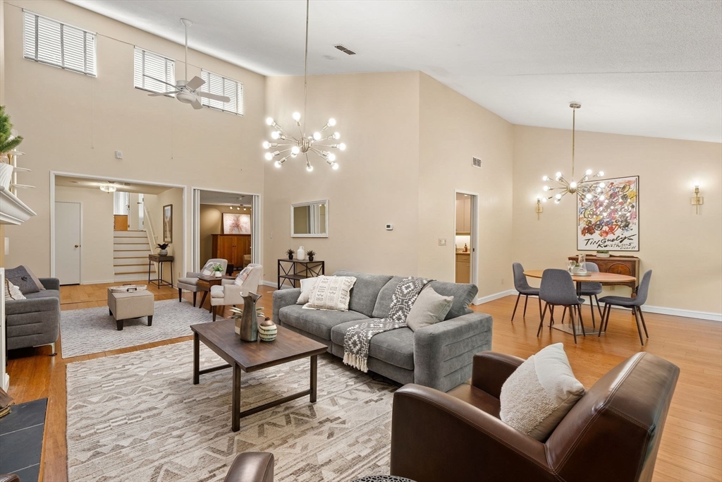 241 Perkins St, Boston, Massachusetts, 2 Bedrooms Bedrooms, 5 Rooms Rooms,2 BathroomsBathrooms,Residential,For Sale,Perkins St,73532971