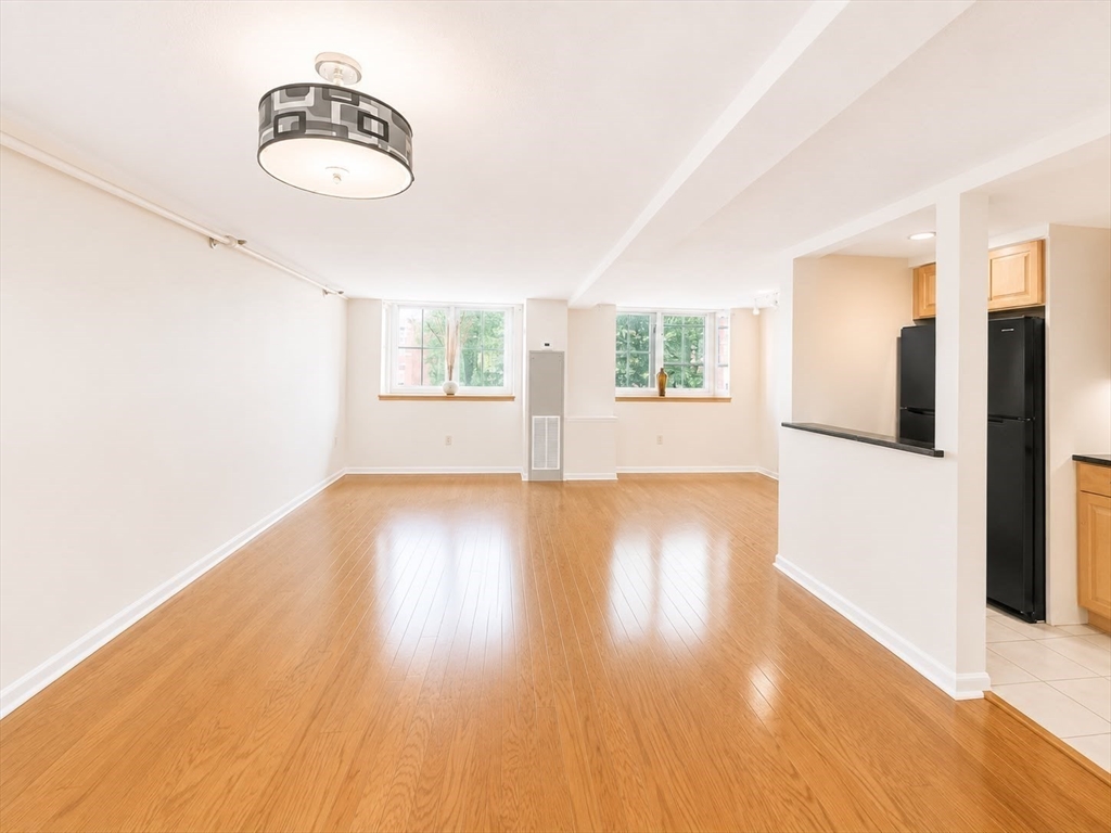 200 Market St, Lowell, Massachusetts, 2 Bedrooms Bedrooms, 4 Rooms Rooms,1.5 BathroomsBathrooms,Residential,For Sale,Market St,73543172