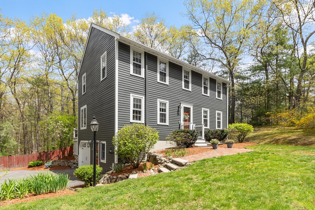 60 Searle St, Georgetown, Massachusetts, 3 Bedrooms Bedrooms, 7 Rooms Rooms,2 BathroomsBathrooms,Residential,For Sale,Searle St,73517681
