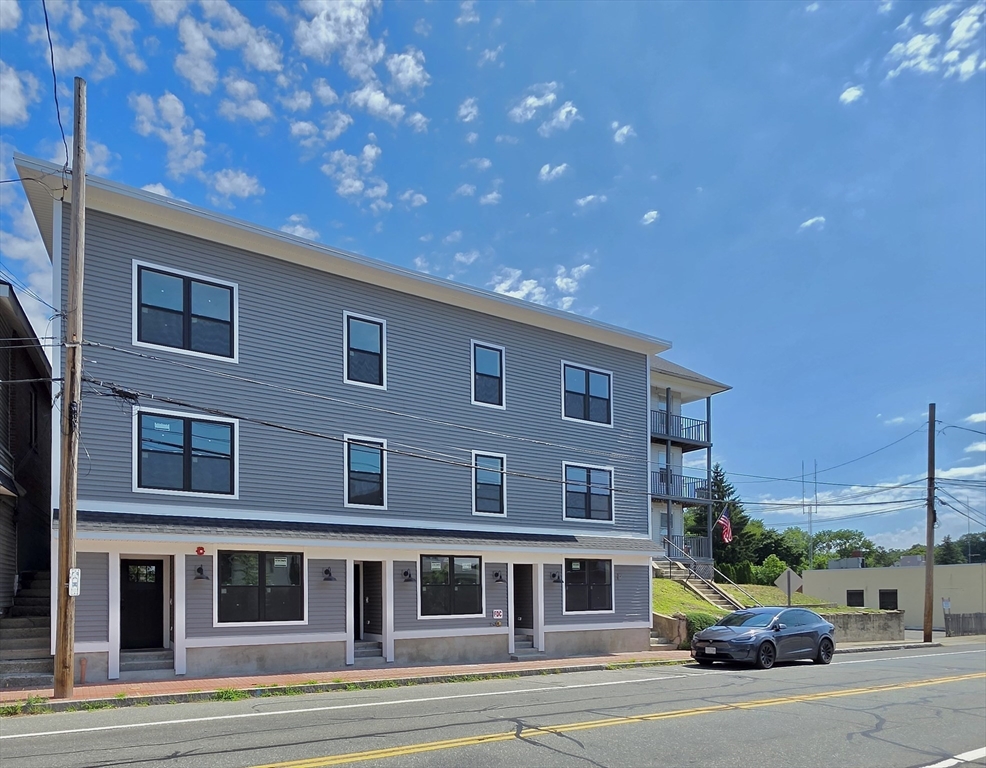 1965-1967 Smith St, North Providence, Rhode Island, 3 Bedrooms Bedrooms, 5 Rooms Rooms,1 BathroomBathrooms,Residential Lease,For Rent,Smith St,73543254
