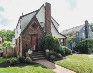 291 Russett Rd, Brookline, Massachusetts, 3 Bedrooms Bedrooms, 8 Rooms Rooms,2.5 BathroomsBathrooms,Residential,For Sale,Russett Rd,73543265