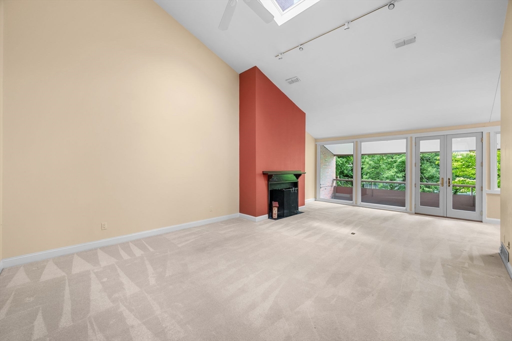 241 Perkins St, Boston, Massachusetts, 3 Bedrooms Bedrooms, 6 Rooms Rooms,2 BathroomsBathrooms,Residential Lease,For Rent,Perkins St,73543274