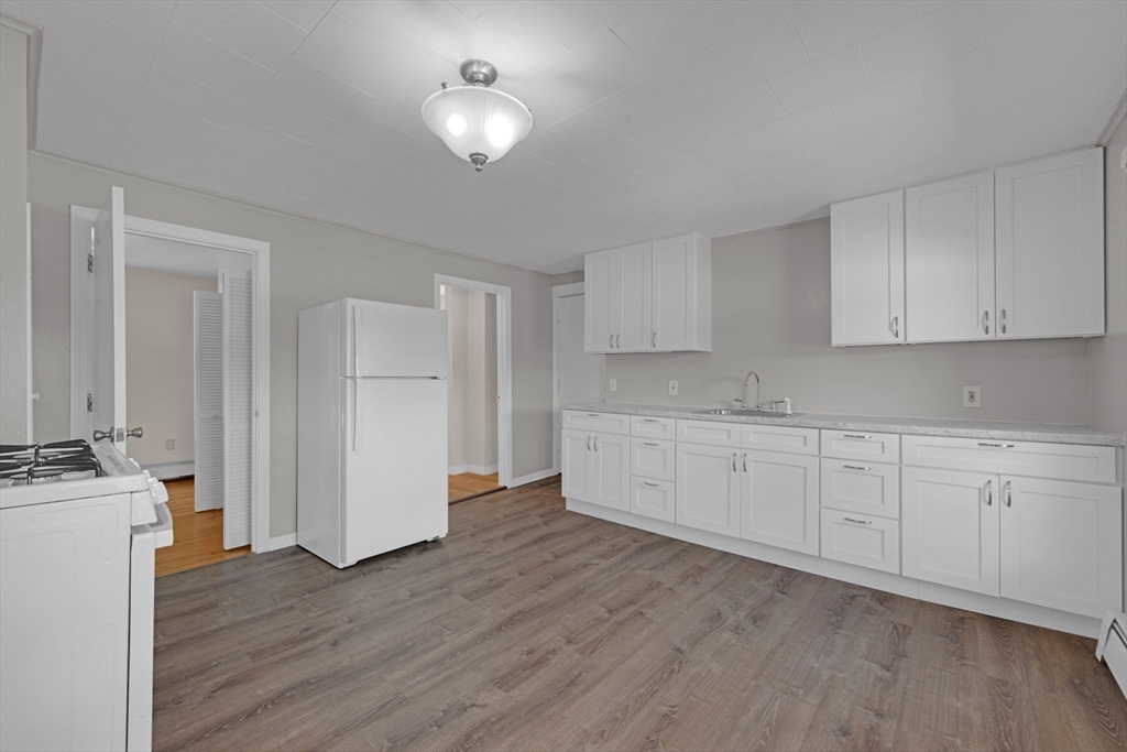21 Pleasant St, Southbridge, Massachusetts, 3 Bedrooms Bedrooms, 7 Rooms Rooms,1 BathroomBathrooms,Residential Lease,For Rent,Pleasant St,73543187
