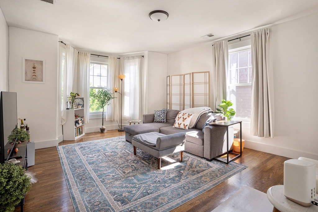 18 Brent St, Boston, Massachusetts, 1 Bedroom Bedrooms, 4 Rooms Rooms,1 BathroomBathrooms,Residential Lease,For Rent,Brent St,73543315